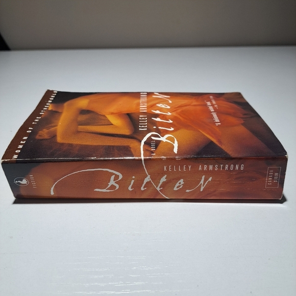 Bitten by Kelley Armstrong Paperback Book - Picture 4 of 7